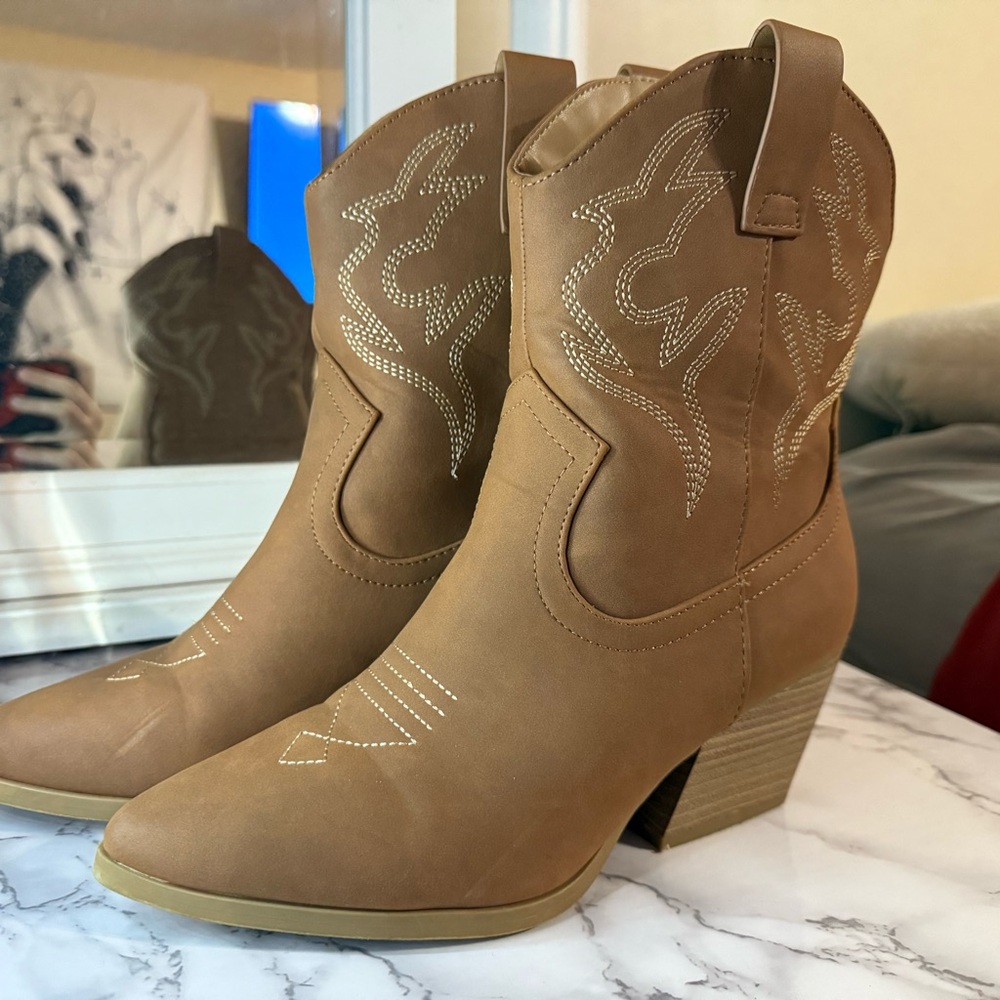 WOMAN BOOTS SIZE 9